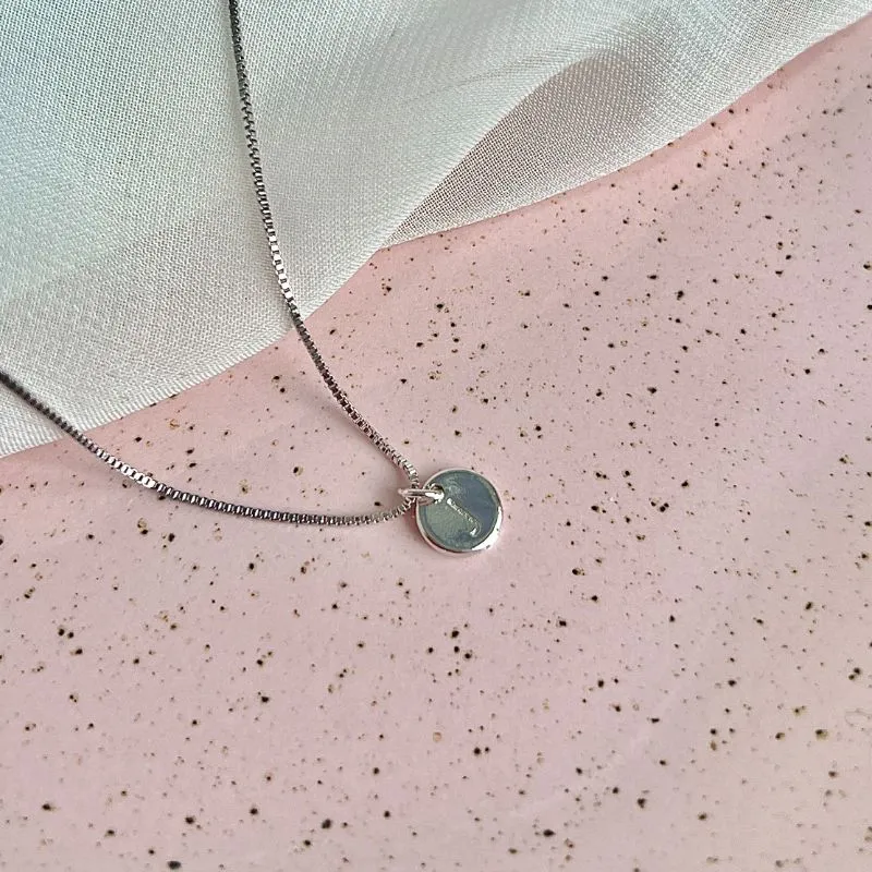 COLAR MINI MEDALHA DE LETRA - J COLAR MINI MEDALHA DE LETRA - J