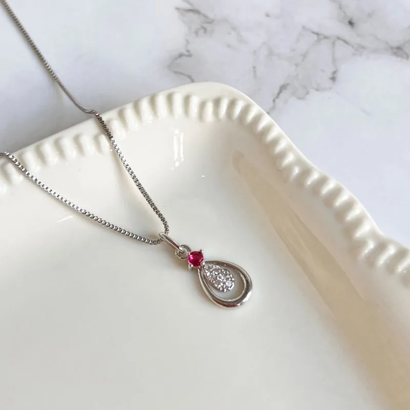 COLAR PINGENTE COM PONTO DE LUZ VERMELHO E GOTA CRAVEJADA