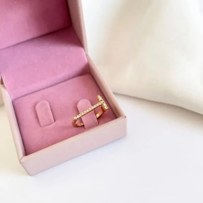 ANEL AJUSTÁVEL LETRA CRAVEJADA HORIZONTAL - T ANEL AJUSTÁVEL LETRA CRAVEJADA HORIZONTAL - T