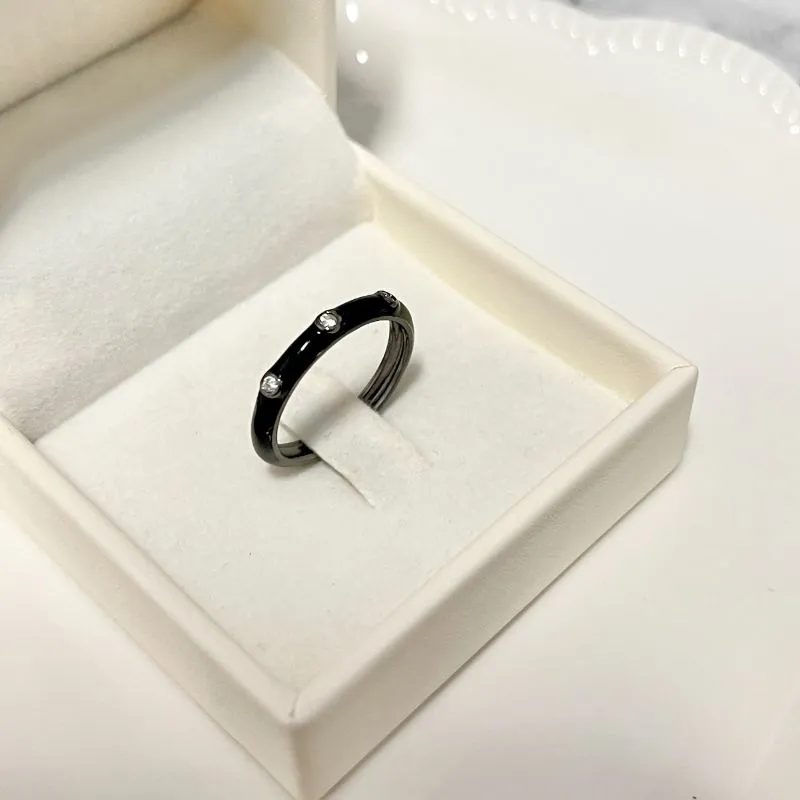 ANEL ESMALTADO PRETO COM 3 PEDRAS