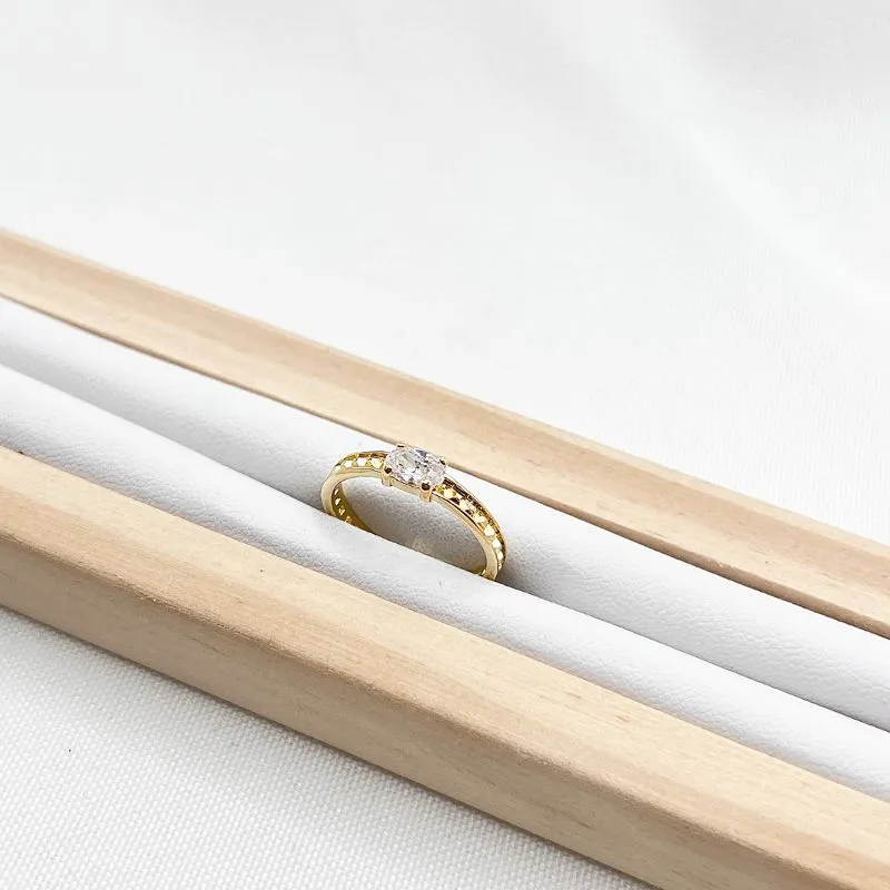 ANEL SOLITÁRIO COM ARO COM DETALHES ENTALHADOS ANEL SOLITÁRIO COM ARO COM DETALHES ENTALHADOS