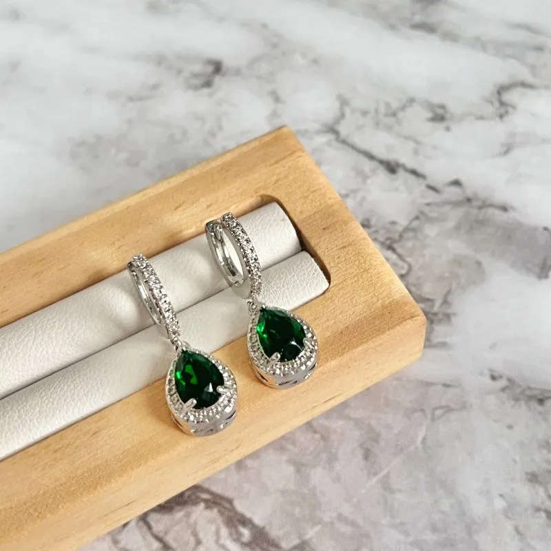 BRINCO ARGOLA ARTICULADA COM PINGENTE GOTA ESMERDALDA