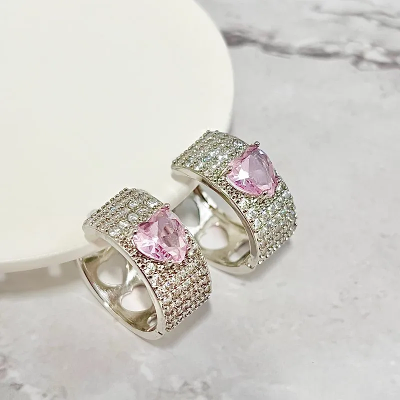 BRINCO ARGOLA CRAVEJADA COM CORAÇÃO DE PEDRA ROSA