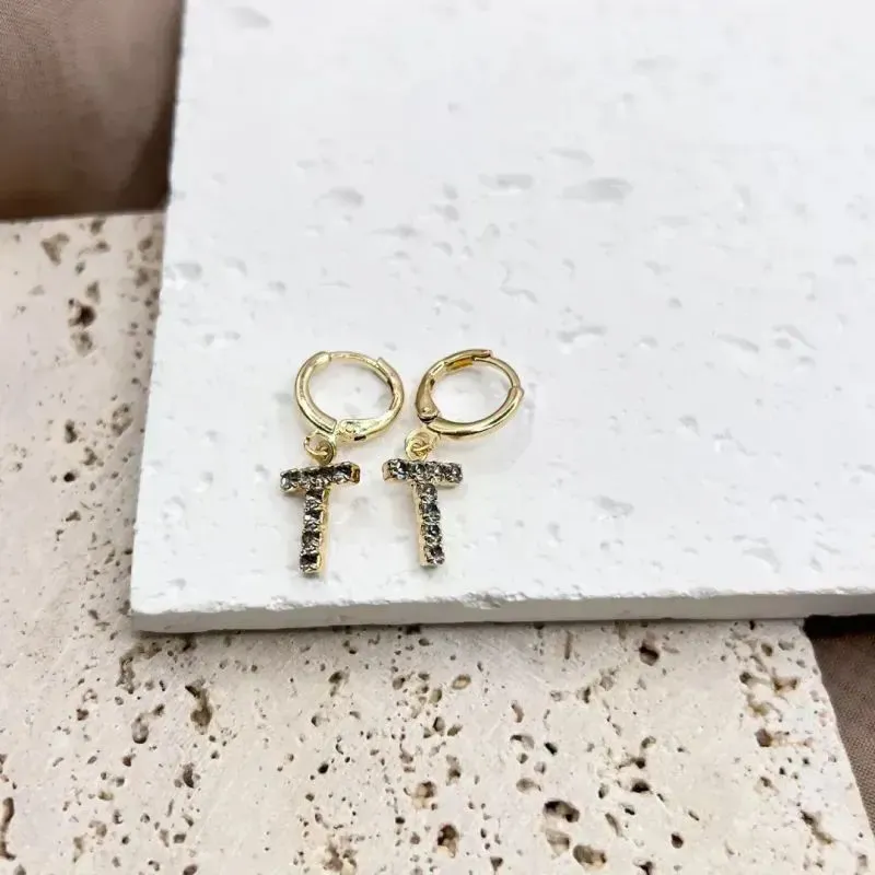 BRINCO ARGOLA DE CLICK LETRAS STRASS - T