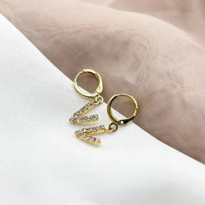 BRINCO ARGOLA DE CLICK LETRAS STRASS - V BRINCO ARGOLA DE CLICK LETRAS STRASS - V