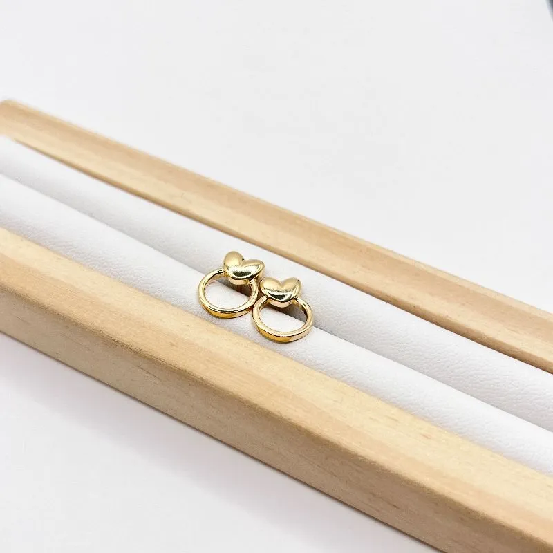 BRINCO CORAÇÃO LISO COM CÍRCULO BRINCO CORAÇÃO LISO COM CÍRCULO