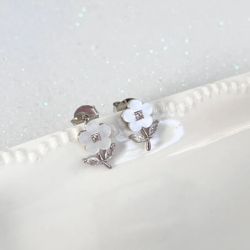 BRINCO FLOR COM MADRE PÉROLA BRINCO FLOR COM MADRE PÉROLA