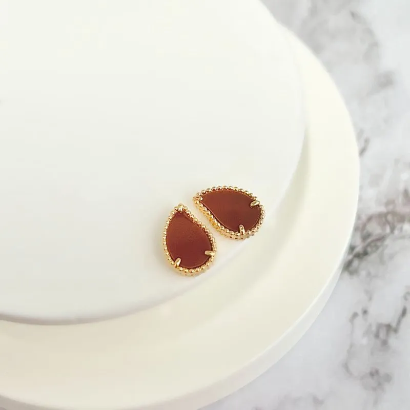 BRINCO GOTA ACRÍLICO MARROM