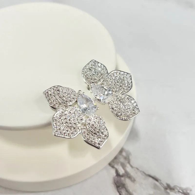 BRINCO MEIA FLOR CRAVEJADA