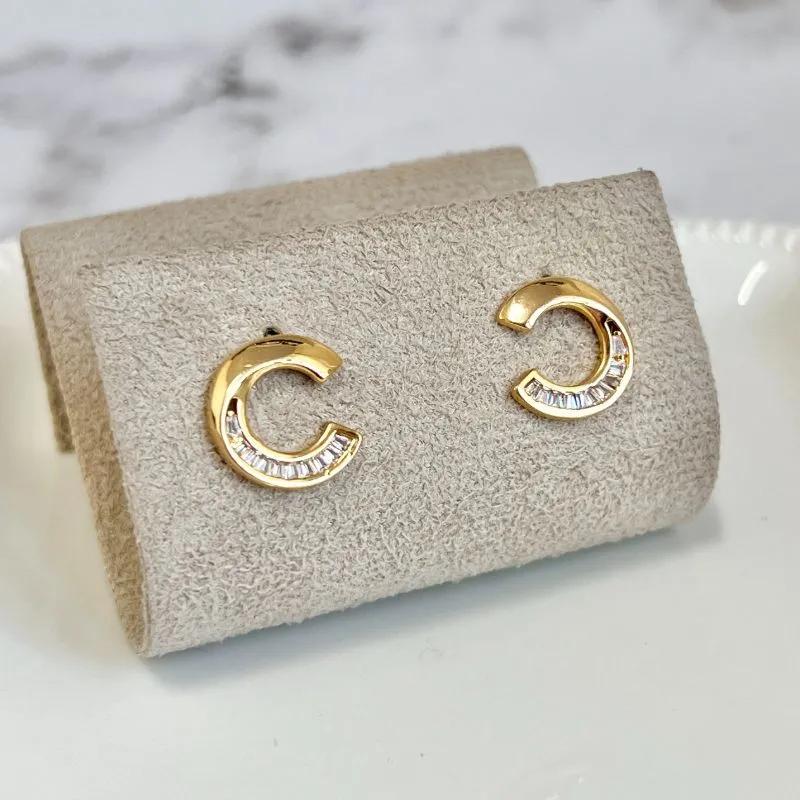 BRINCO MEIO CÍRCULO COM ZIRCONIAS BAGUETES