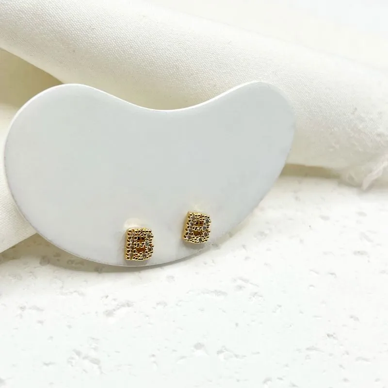 BRINCO SEGUNDO FURO LETRA CRAVEJADA - B BRINCO SEGUNDO FURO LETRA CRAVEJADA - B