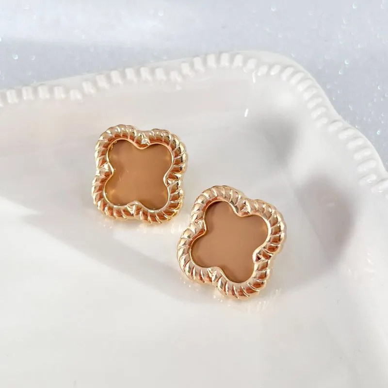 BRINCO TREVO AREIA BRINCO TREVO AREIA