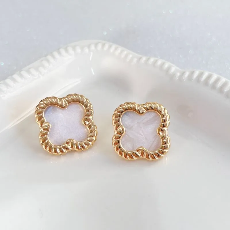 BRINCO TREVO MADRE PÉROLA BRINCO TREVO MADRE PÉROLA