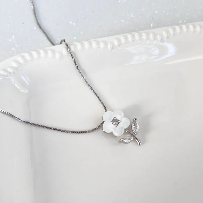 COLAR FLOR COM MADRE PÉROLA COLAR FLOR COM MADRE PÉROLA