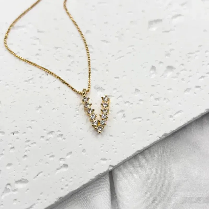 COLAR LETRA ZIRCONIAS ENCANTO - V COLAR LETRA ZIRCONIAS ENCANTO - V