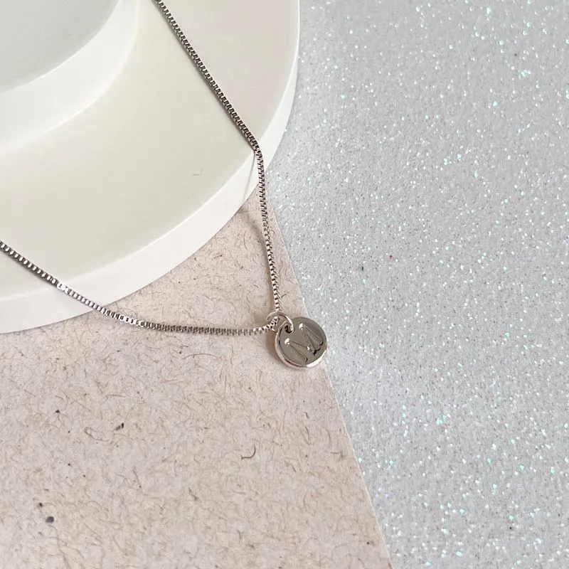 COLAR MINI MEDALHA DE LETRA - M COLAR MINI MEDALHA DE LETRA - M