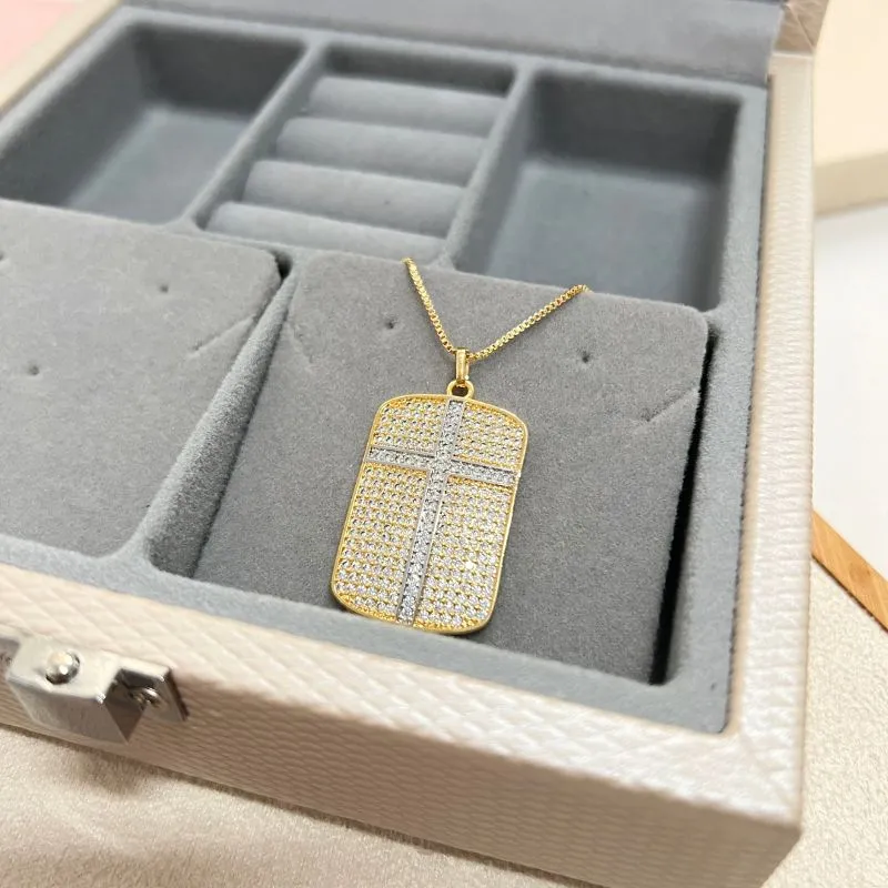 COLAR PINGENTE PLACA CRAVEJADA COM CRUZ COLAR PINGENTE PLACA CRAVEJADA COM CRUZ