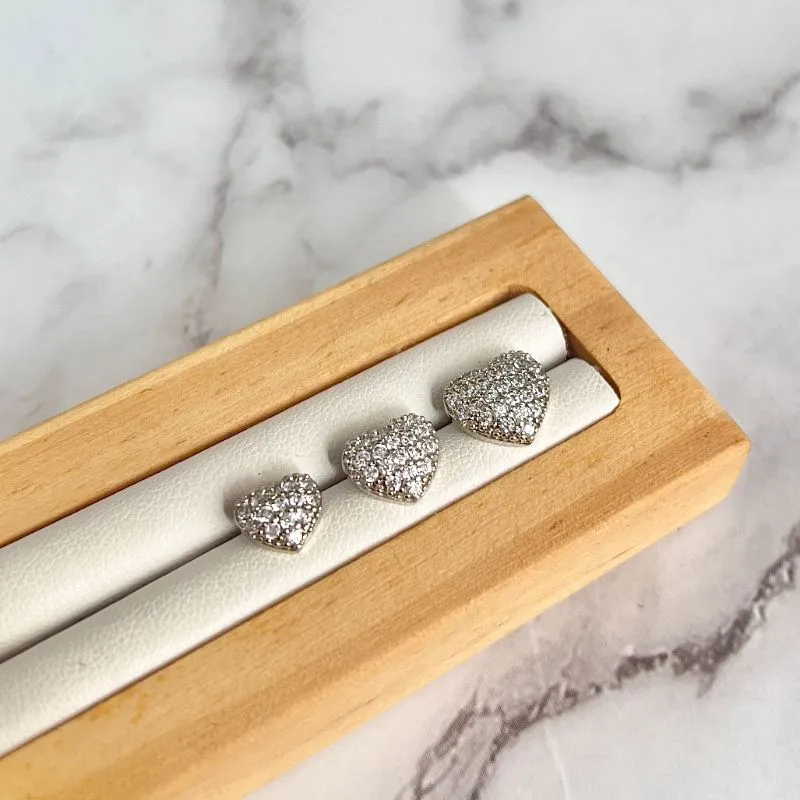 TRIO DE BRINCOS CORAÇÃO CRAVEJADOS TRIO DE BRINCOS CORAÇÃO CRAVEJADOS