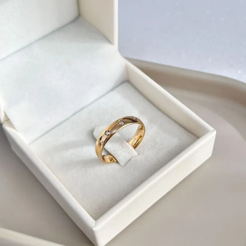 ANEL ALIANÇA 4MM - 3 ZIRCONIAS