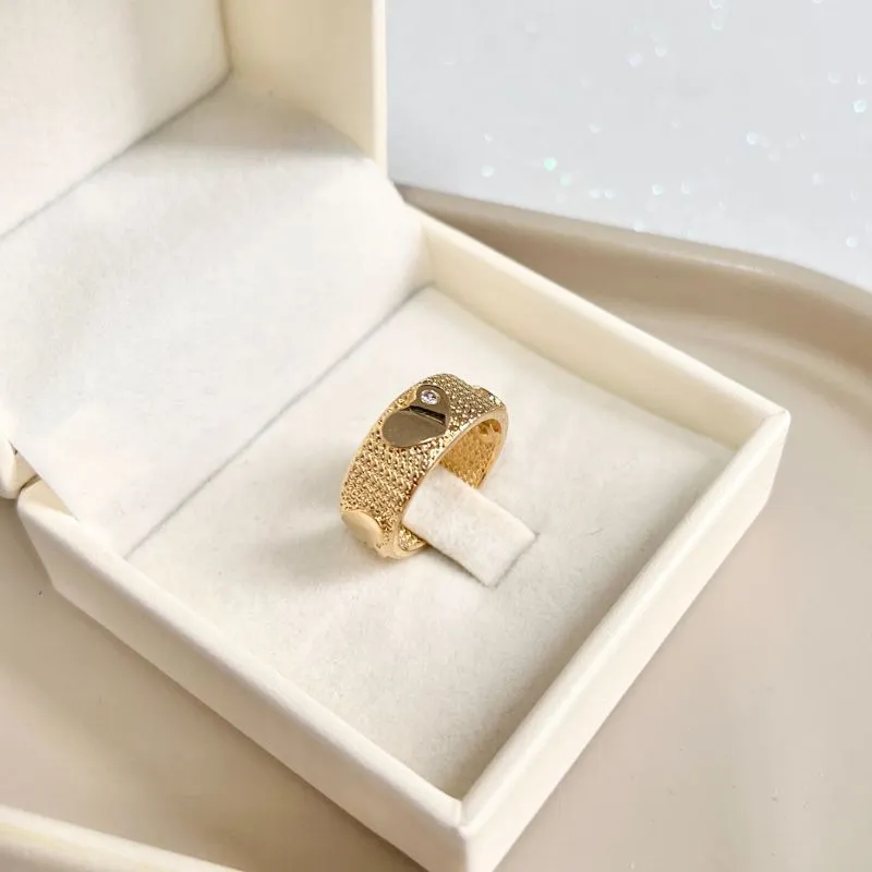 ANEL ALIANÇA COM CORAÇÃO E PONTO DE ZIRCONIA CRISTAL