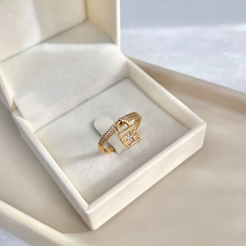 ANEL CRAVEJADO COM PINGENTE DE CADEADO