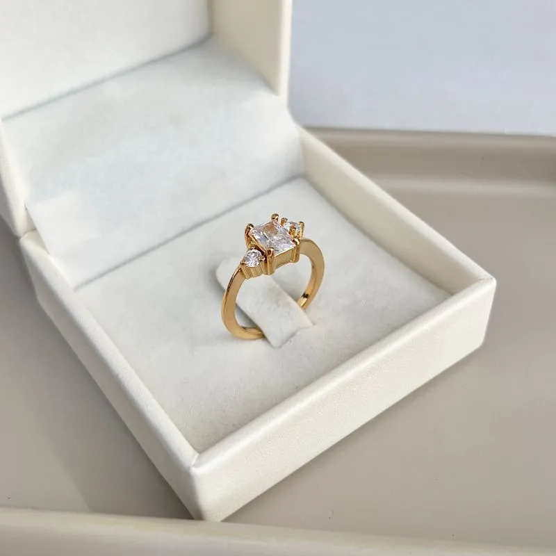 ANEL PEDRA QUADRADA E 2 PONTOS DE LUZ