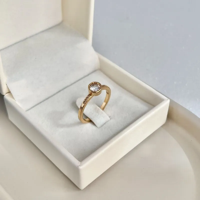 ANEL SOLITÁRIO CRAVAÇÃO INGLESA COM MICRO ZIRCONIAS