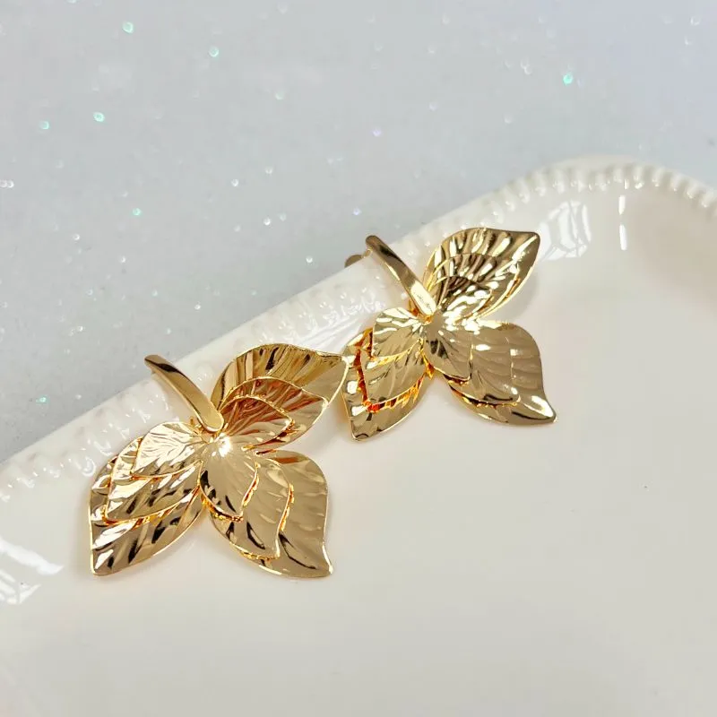 BRINCO 3 CAMADA DE FOLHAS