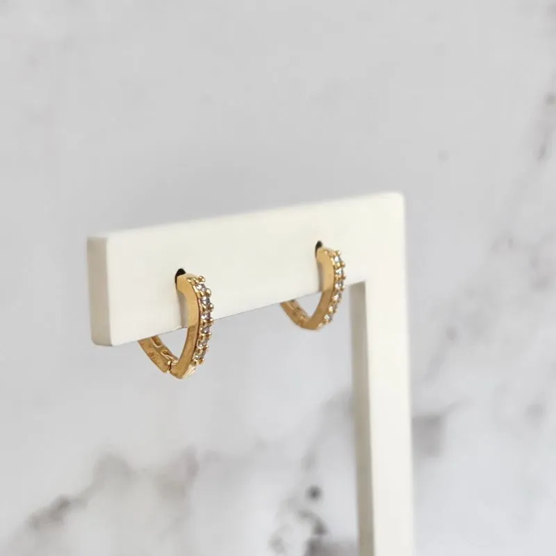 BRINCO ARGOLA ARTICULADA FINA EM FORMATO DE TRIÂNGULO CRAVEJADO