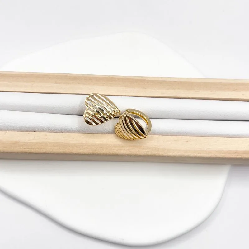 BRINCO ARGOLA CORAÇÃO COM DETALHES VAZADOS