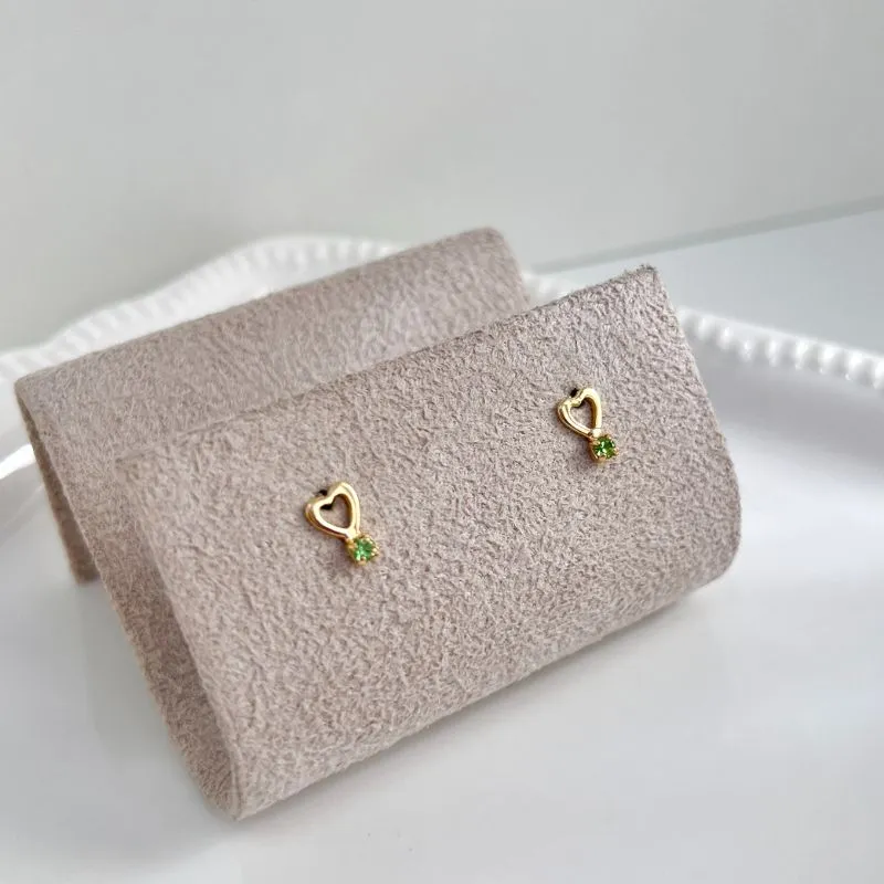 BRINCO CORAÇÃO VAZADO COM PEDRINHA VERDE