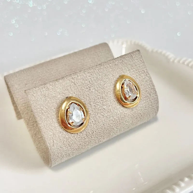 BRINCO GOTA COM DETALHES DOURADOS