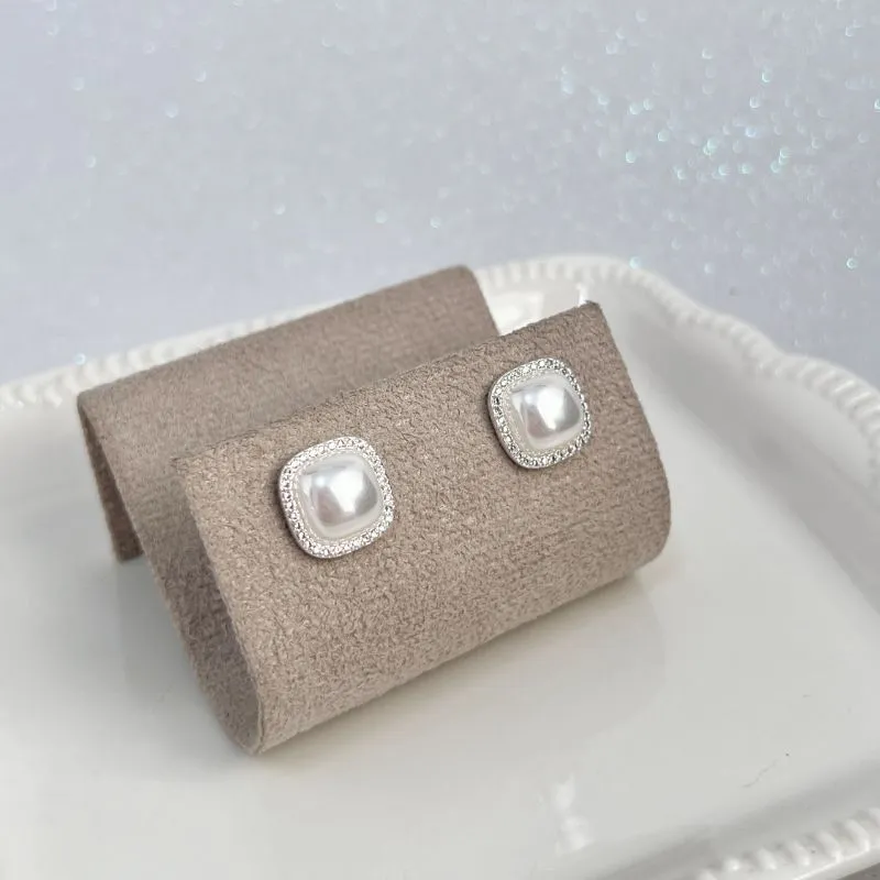 BRINCO MEIA PÉROLA QUADRADA COM MICRO ZIRCONIAS EM VOLTA