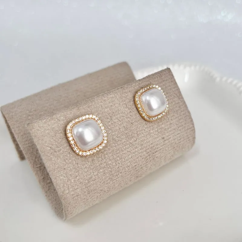 BRINCO MEIA PÉROLA QUADRADA COM MICRO ZIRCONIAS EM VOLTA