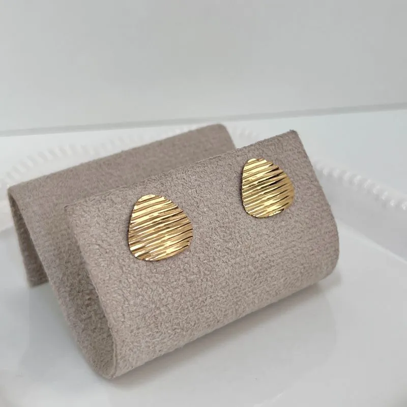 BRINCO PINO CHAPA TRIÂNGULO COM LISTRAS