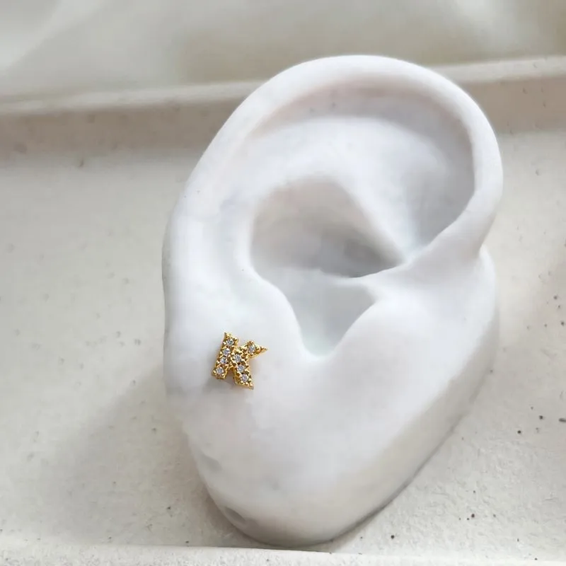 BRINCO PINO LETRA CRAVEJADA - K