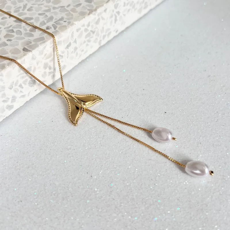 COLAR GRAVATINHA RABO DE BALEIA COM 2 PÉROLAS