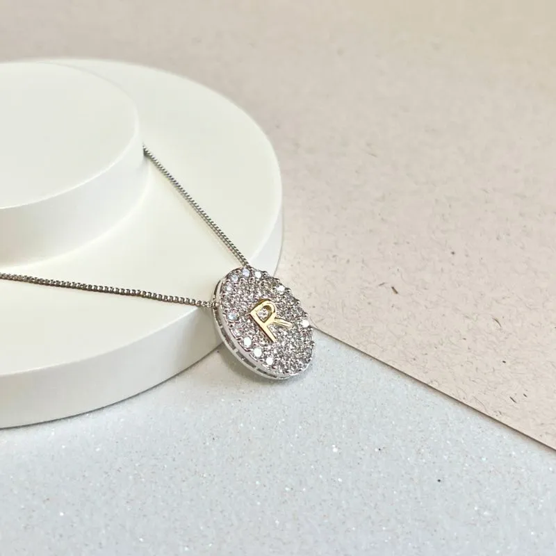 COLAR MEDALHA CRAVEJADA COM LETRA - R