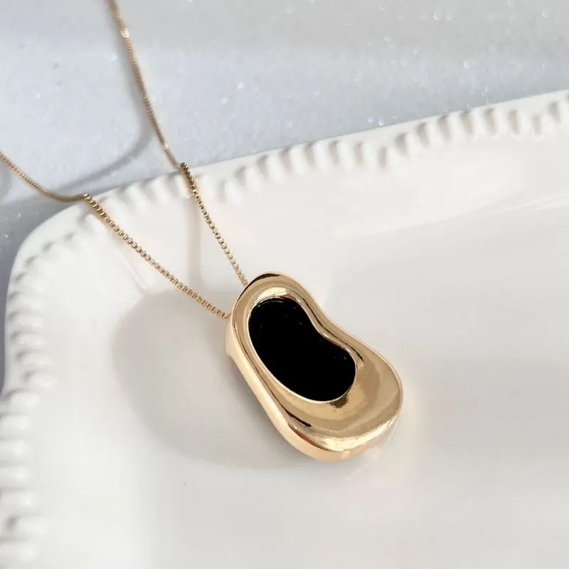 COLAR ORGÂNICO PEDRA ACRÍLICA PRETA