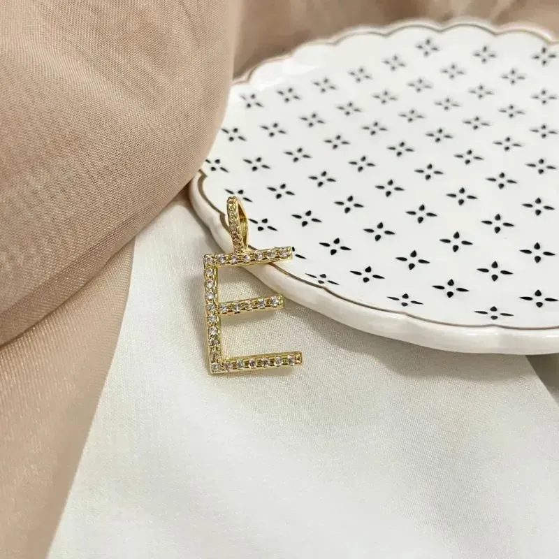 PINGENTE LETRA CRAVEJADA - E