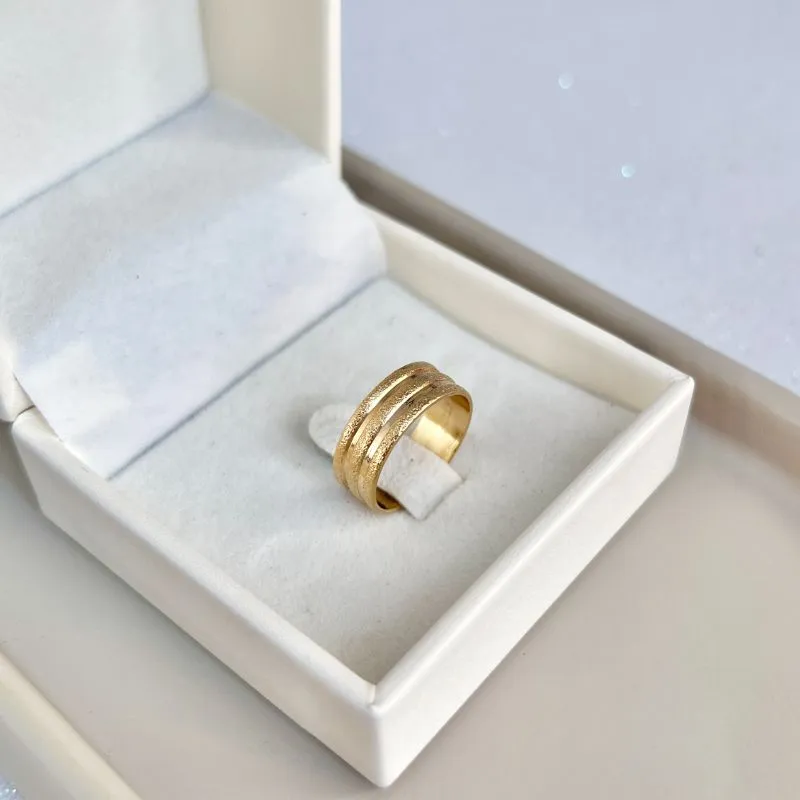 ANEL ALIANÇA 3 FRISOS GRANITADOS