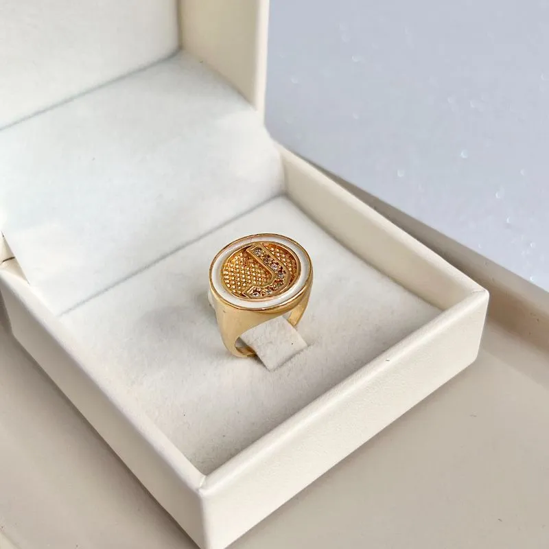 ANEL DEDINHO LETRA RESINA - J