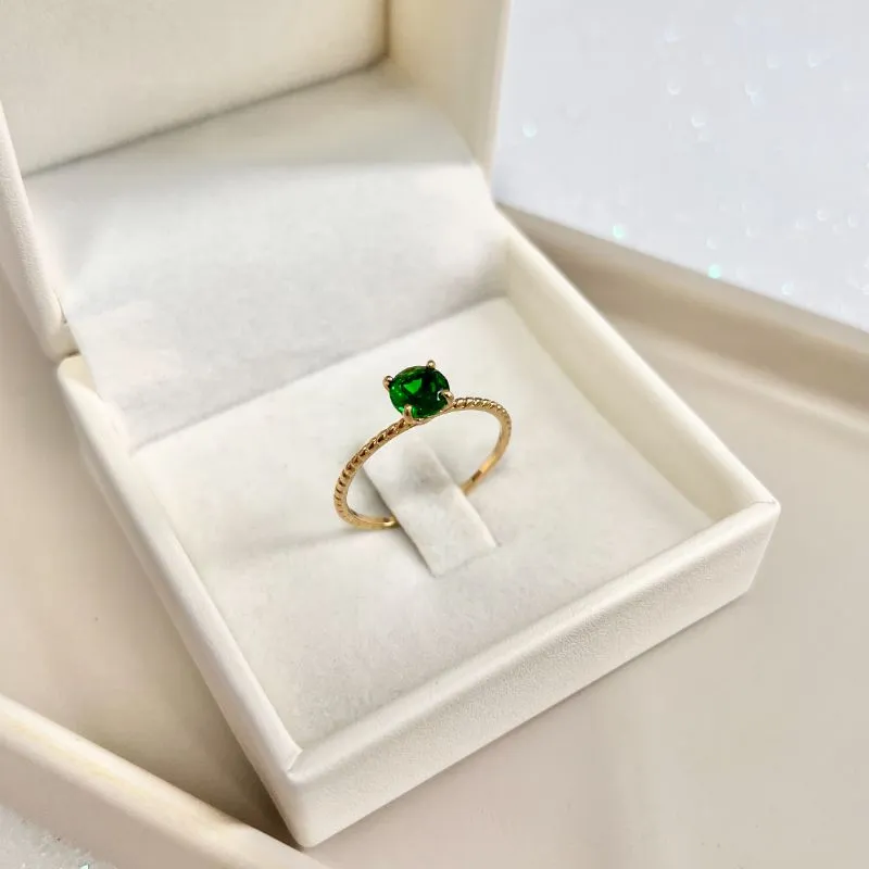 ANEL SOLITÁRIO ARO TORCIDO - PEDRA VERDE ESMERALDA