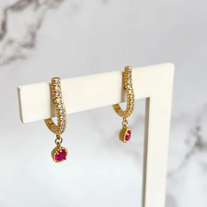 BRINCO ARGOLA EM U COM PEDRA PINK PENDURADA