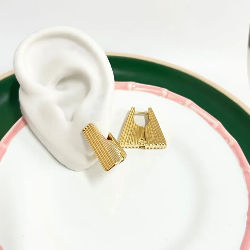 BRINCO ARGOLA GRANDE ARTICULADA QUADRADA COM LISTRAS VERTICAIS