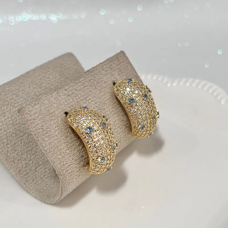 BRINCO CRAVEJADO E PONTOS DE LUZ AZUL CLARO