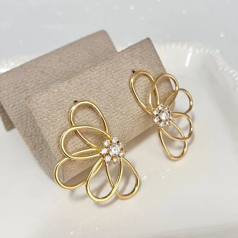 BRINCO MEIA FLOR FIOS COM MIOLO DE ZIRCONIAS