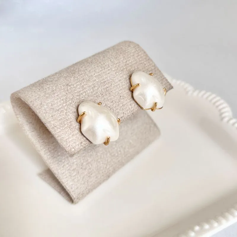 BRINCO PÉROLA BARROCA