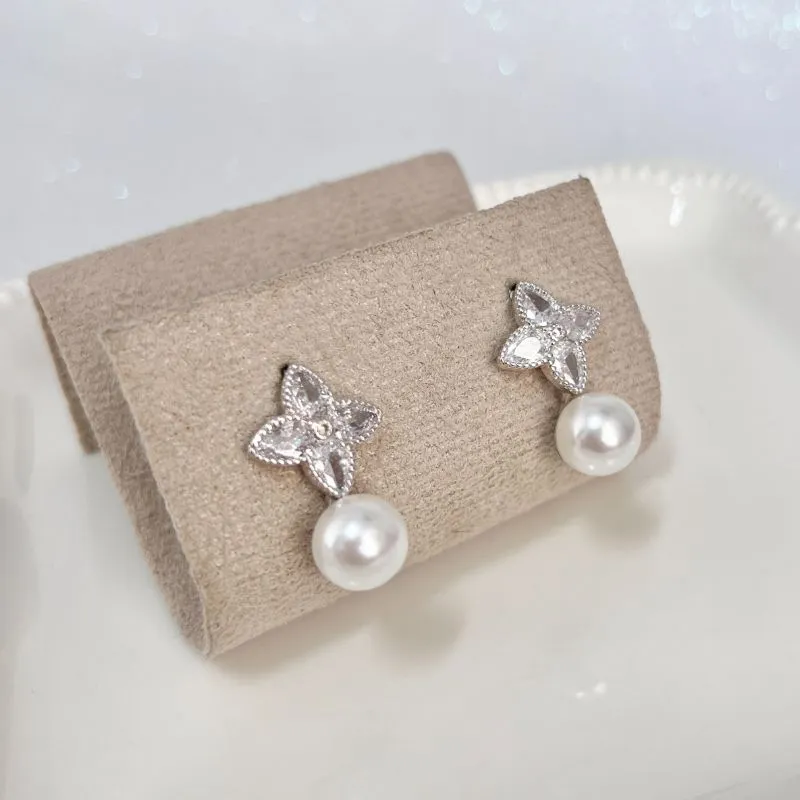 BRINCO TREVO LOUIS VUITTON COM PÉROLA