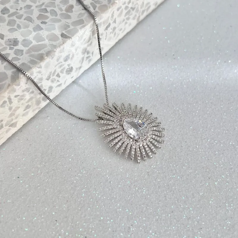 COLAR GOTA ZIRCONIAS COM ACABAMENTO DE MICRO ZIRCONIAS